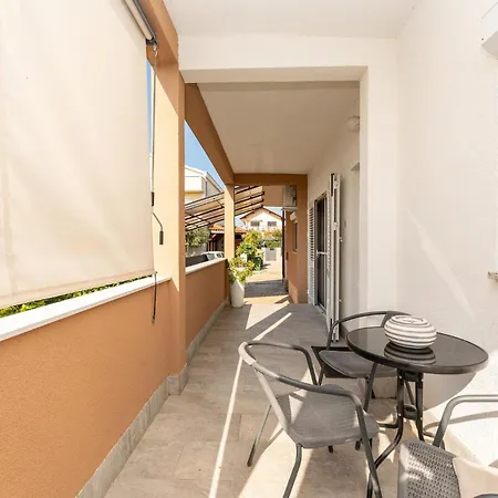 2 Bedroom Stunning In *