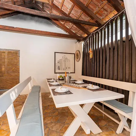 2 Bedroom Stunning In *