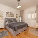 Apartment 2 Bedroom Stunning In