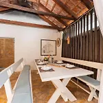 2 Bedroom Stunning In *