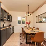 Apartment 2 Bedroom Stunning In